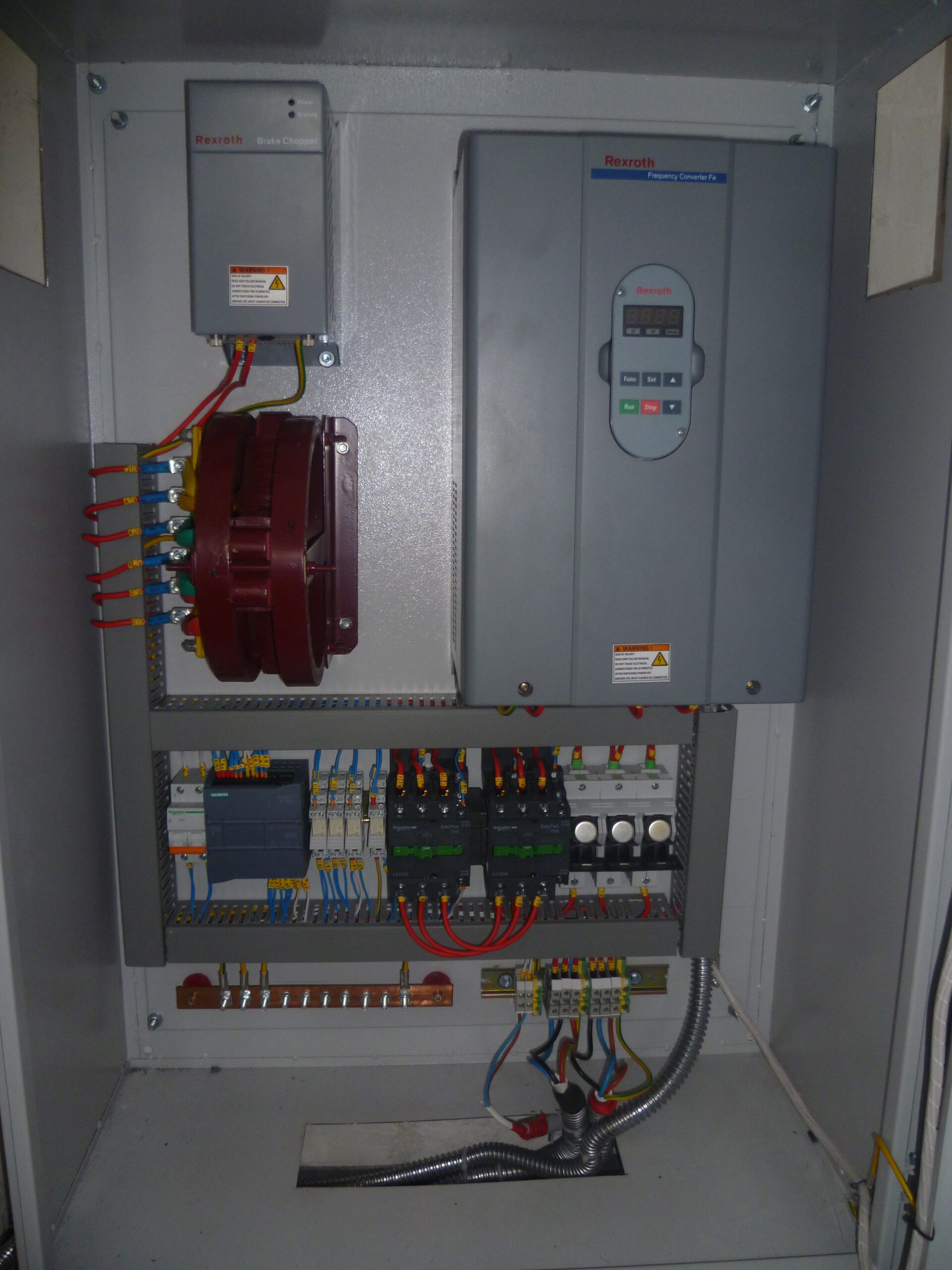 Частотний перетворювач Bosch Rexroth VFC x610 у шафі керування насосом