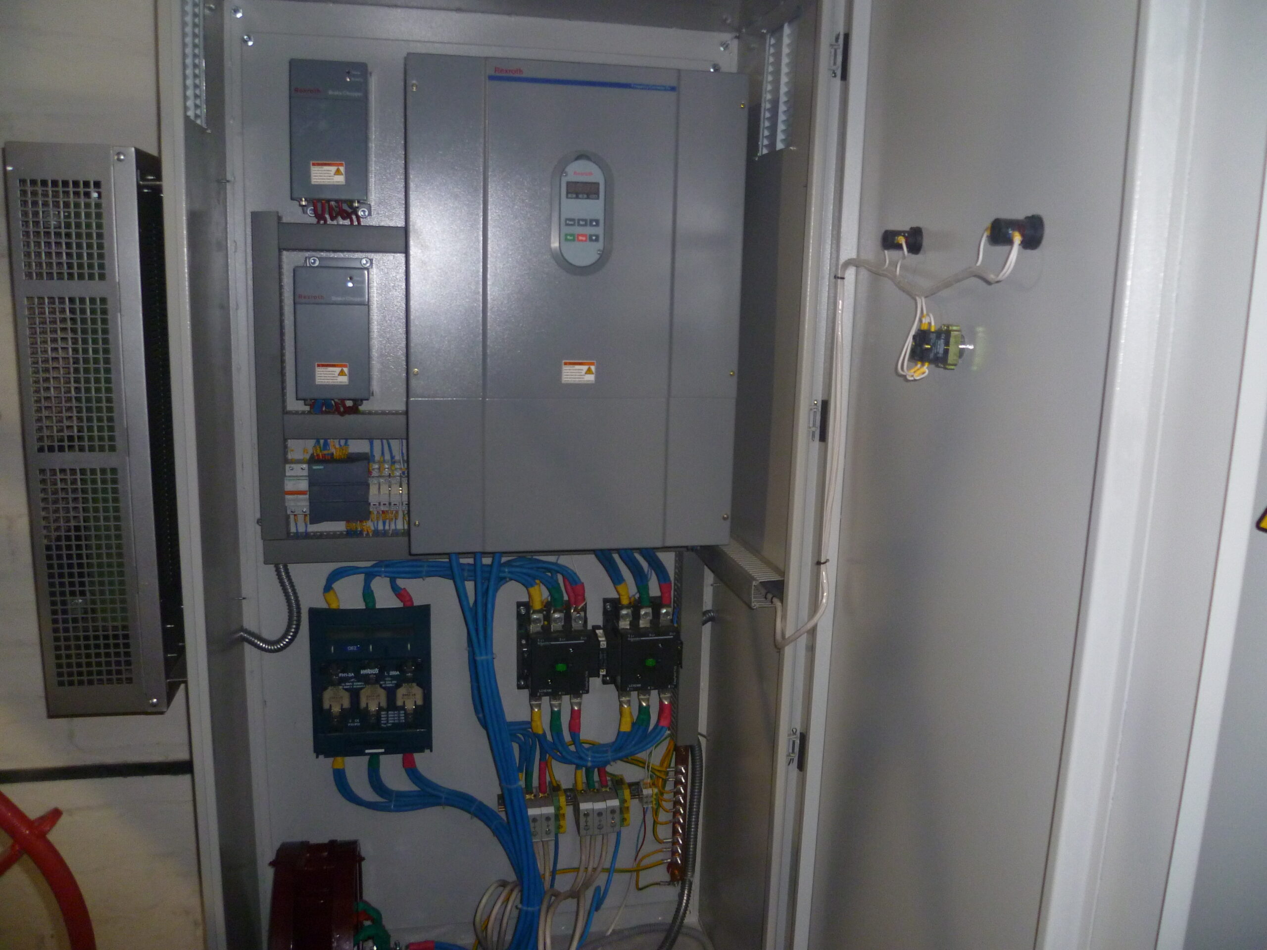 Шафа керування ШПЧ зсередини — монтаж Bosch Rexroth VFC x610 для котельні Дніпро